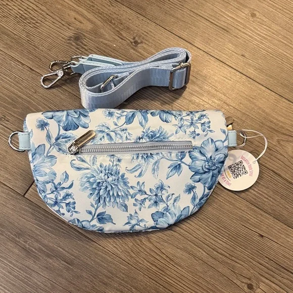 🆕 Gorgeous Lemondrop Shop Blue Floral Crossbody Belt Bag. NWT!💥💥 - Picture 2 of 4